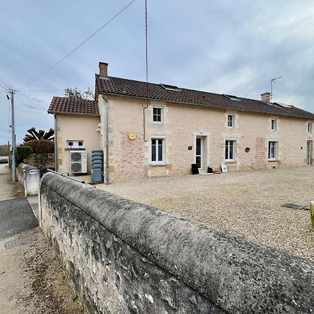 Chez Marcel - Maison 3 Chambres Lussac-les-Châteaux Kültér fotó